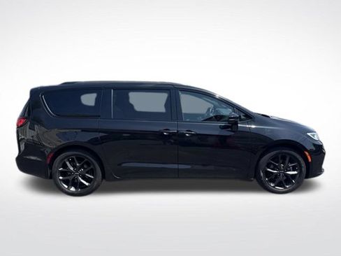 Used 2021 Chrysler Pacifica Touring w/ S Appearance Package FWD image 2