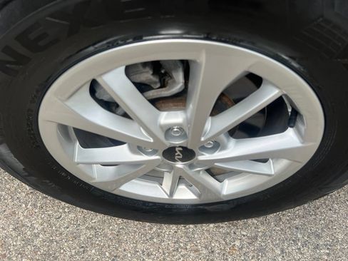 Certified 2024 Kia Carnival LX FWD image 37