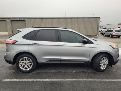 Used 2023 Ford Edge SE image 2