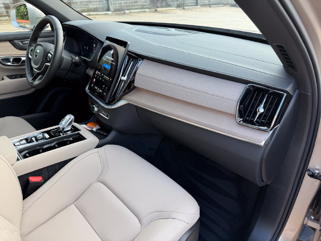 Certified 2025 Volvo XC90 T8 Plus w/ Protection Package Premier AWD/4WD image 23