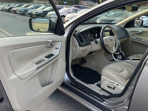 Used 2015 Volvo XC60 T5 Premier w/ Proximity Package FWD image 27