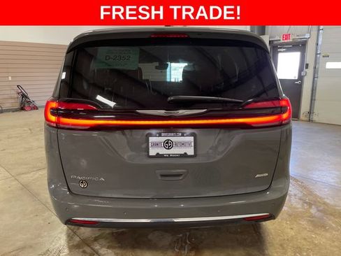 Used 2023 Chrysler Pacifica Touring-L AWD/4WD image 6