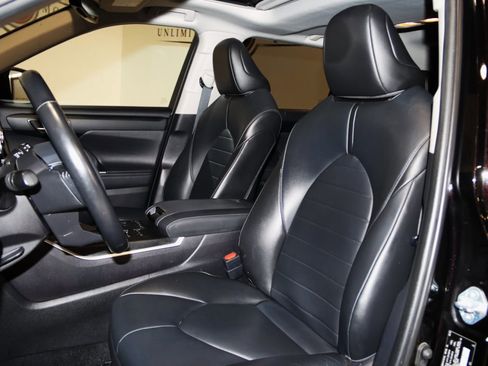 Used 2021 Toyota Highlander XLE image 33