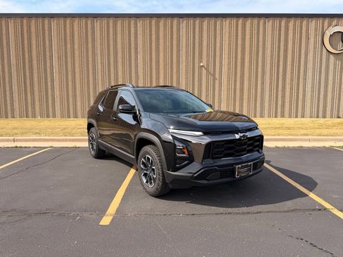 Used 2025 Chevrolet Equinox ACTIV AWD/4WD image 2