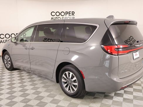 Used 2022 Chrysler Pacifica Touring-L w/ Uconnect Theater Family Group image 25