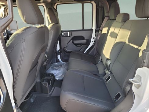 Used 2021 Jeep Gladiator Sport image 15