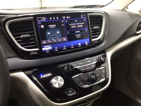 Used 2023 Chrysler Pacifica Touring-L FWD image 12