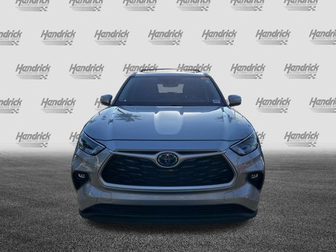 Used 2022 Toyota Highlander XLE image 3