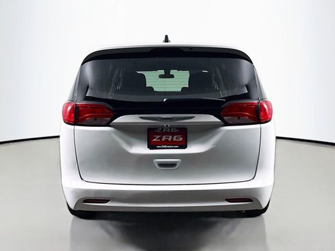 Used 2022 Chrysler Voyager LX image 4