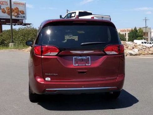 Used 2018 Chrysler Pacifica Touring Plus w/ Tire & Wheel Group FWD image 3