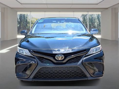 Used 2018 Toyota Camry SE image 2