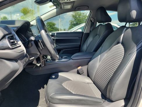 Used 2022 Toyota Camry SE FWD image 16