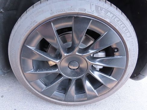 Used 2022 Tesla Model Y Long Range image 16