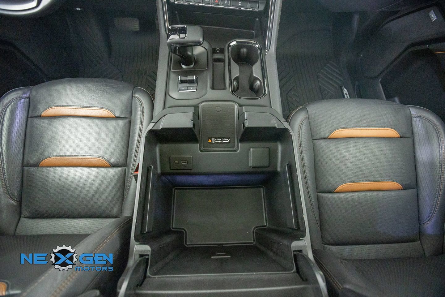 Used 2024 GMC Sierra 1500 AT4 w/ Technology Package AWD/4WD image 5