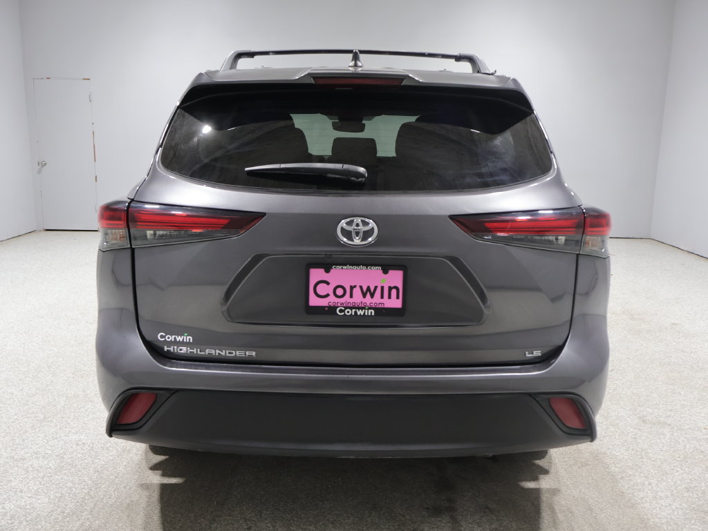 Used 2024 Toyota Highlander LE FWD image 3