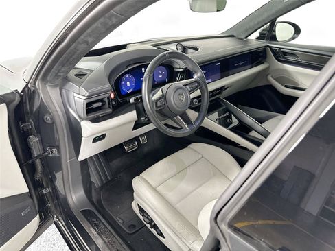 Certified 2024 Porsche Macan Turbo Electric AWD/4WD image 4