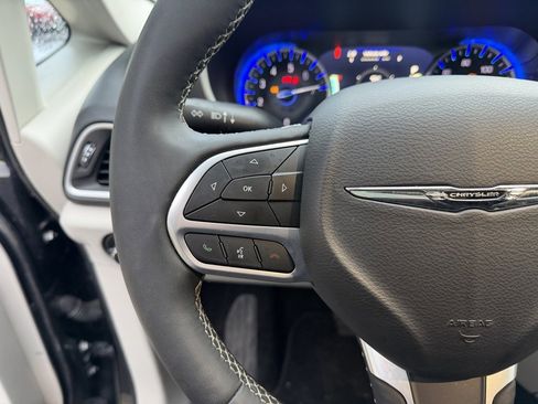 Used 2024 Chrysler Pacifica Touring-L image 17
