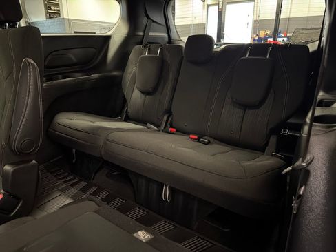 Used 2019 Chrysler Pacifica Touring Plus w/ S Appearance Package FWD image 17