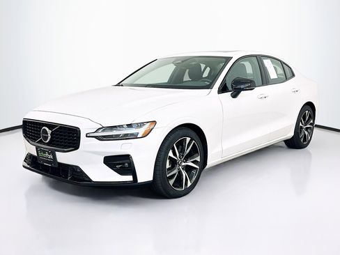 Used 2025 Volvo S60 B5 Core image 3