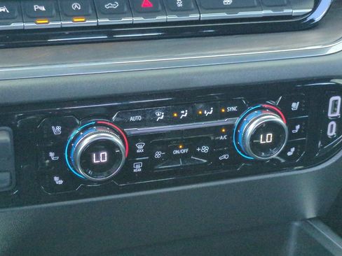 Used 2024 GMC Sierra 1500 SLT w/ SLT Premium Plus Package AWD/4WD image 30