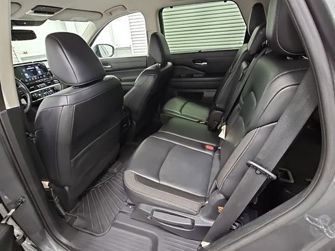 Used 2022 Nissan Pathfinder SL image 32