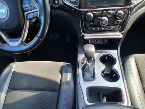 Used 2021 Jeep Grand Cherokee Laredo X AWD/4WD image 19