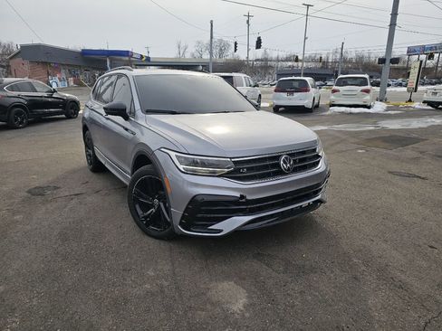 Used 2024 Volkswagen Tiguan SE R-Line image 5