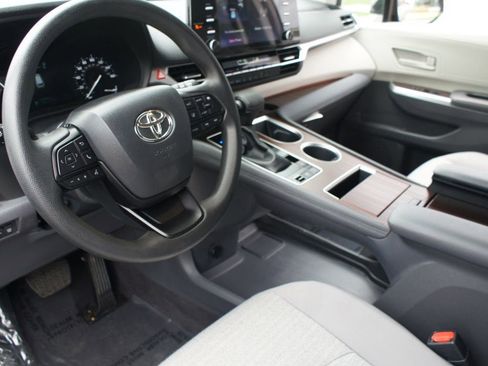 Used 2024 Toyota Sienna LE image 13