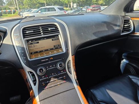 Used 2018 Lincoln MKX Select w/ Select Plus Package AWD/4WD image 16