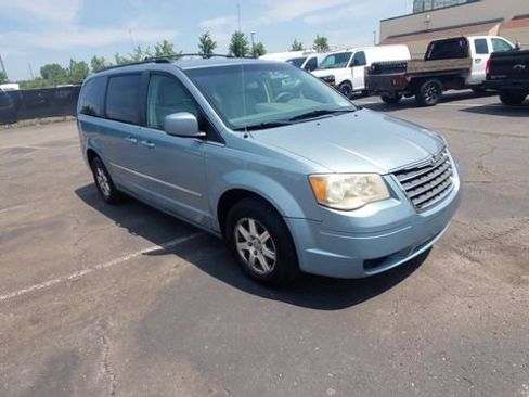 Used 2009 Chrysler Town & Country Touring FWD image 2