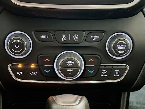 Used 2023 Jeep Cherokee Altitude Lux image 12