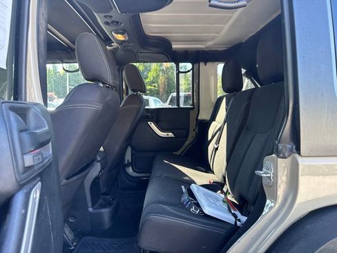 Used 2018 Jeep Wrangler Unlimited Rubicon w/ Connectivity Group AWD/4WD image 19