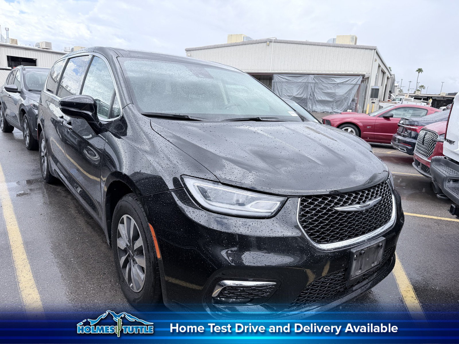 Used 2024 Chrysler Pacifica Limited FWD image 1