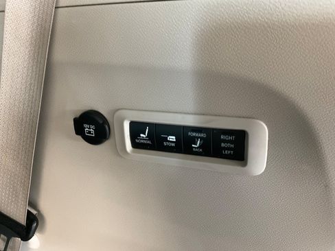 Used 2022 Chrysler Pacifica Limited AWD/4WD image 26