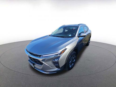 Used 2025 Chevrolet Trax LT image 3