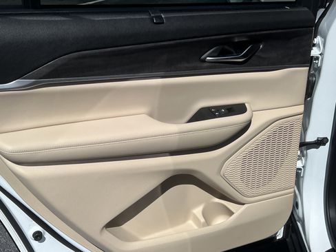 Used 2025 Jeep Grand Cherokee L Limited w/ Luxury Tech Group II image 28