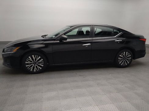 Used 2024 Nissan Altima 2.5 SV FWD image 2