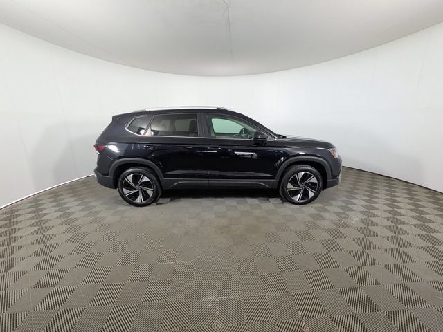 Used 2025 Volkswagen Taos SE AWD/4WD image 3