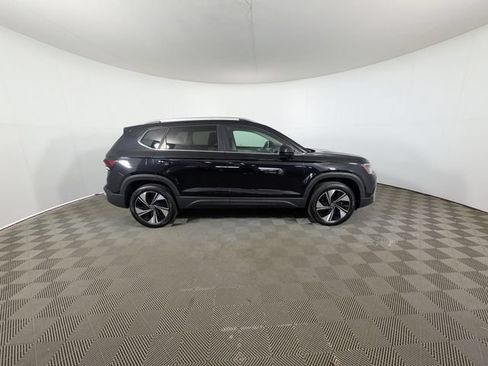 Used 2025 Volkswagen Taos SE AWD/4WD image 3