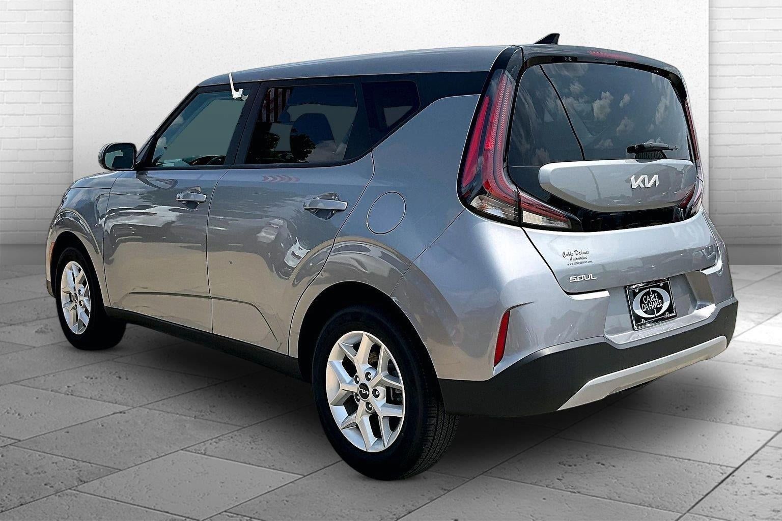 Used 2025 Kia Soul LX w/ LX Technology Package FWD image 4
