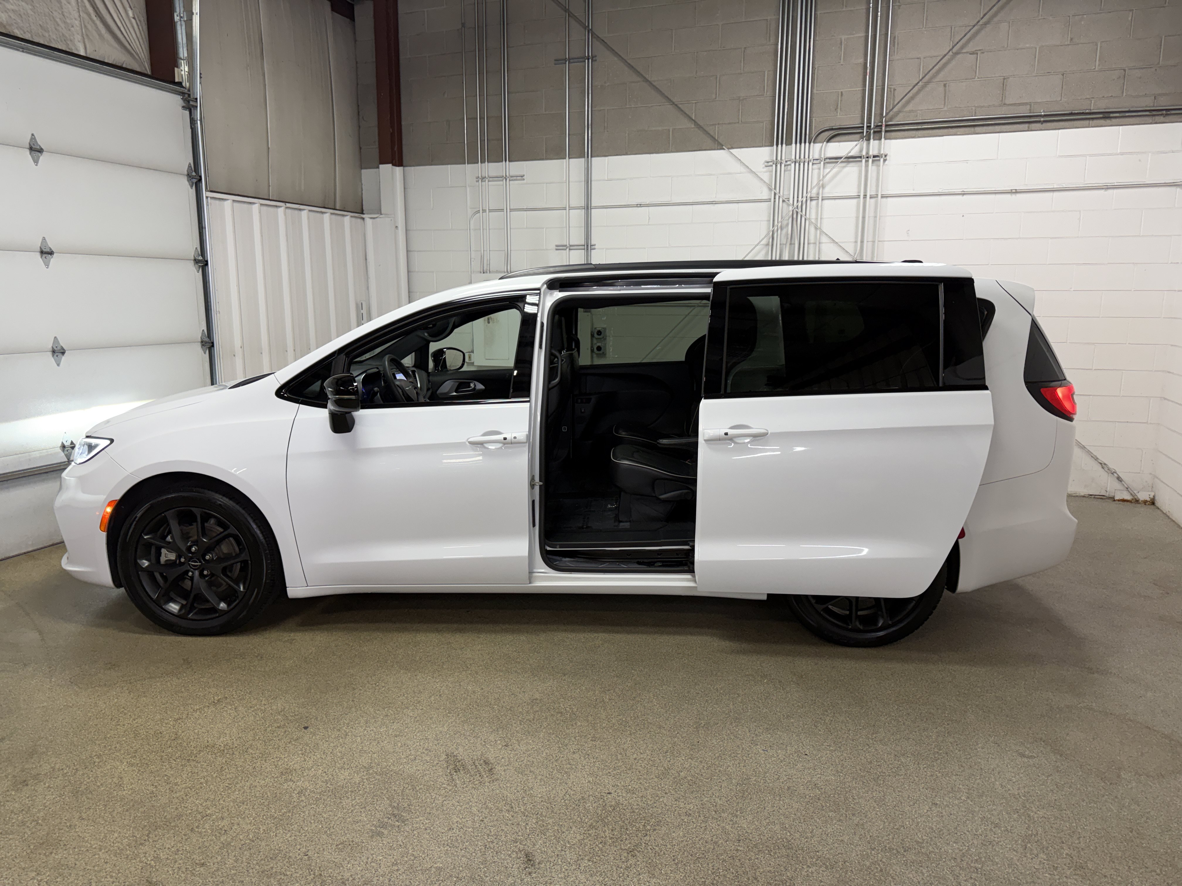 Used 2025 Chrysler Pacifica Limited FWD image 7