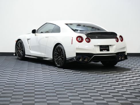 Used 2021 Nissan GT-R Premium image 8