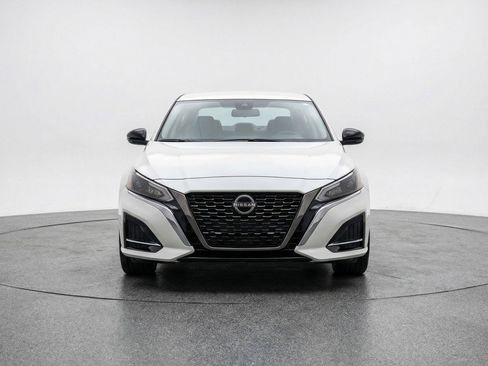 Used 2025 Nissan Altima 2.5 SV FWD image 2