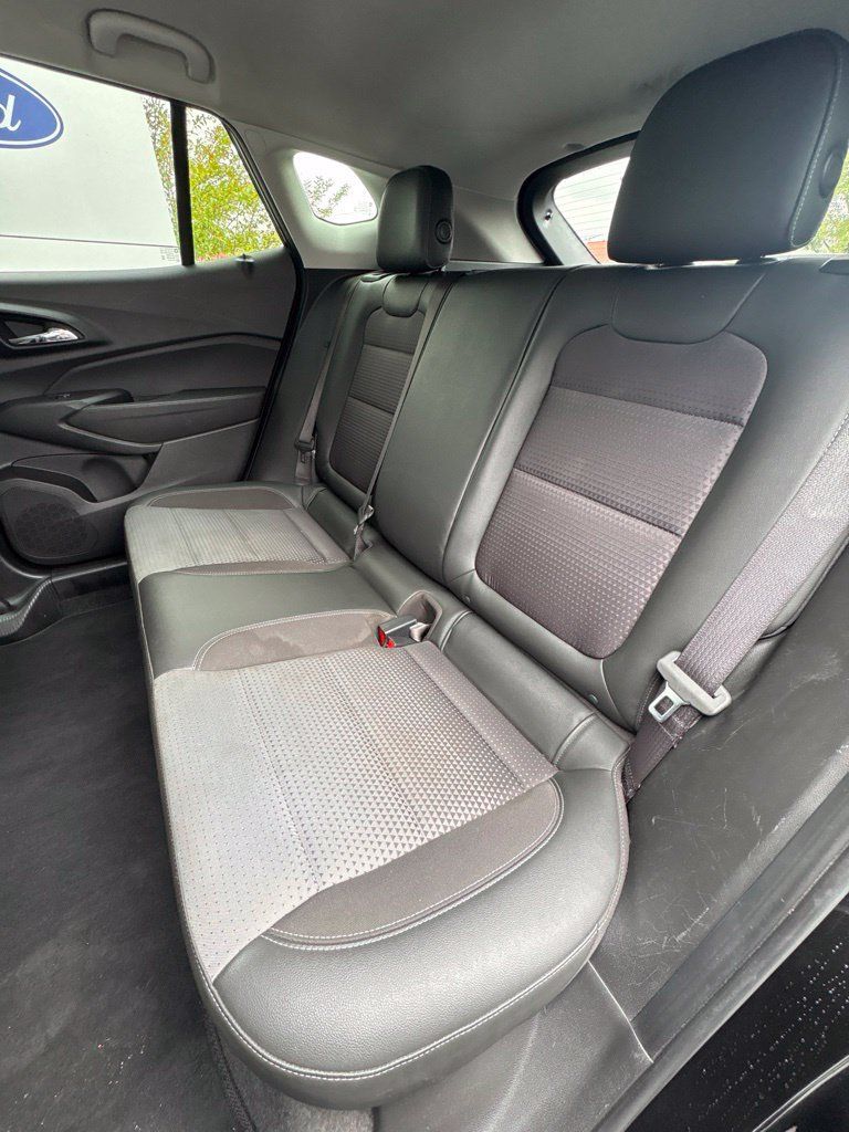 Used 2025 Chevrolet Trax LT FWD image 26
