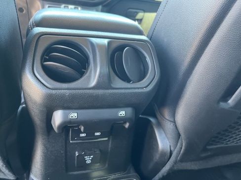 Used 2023 Jeep Gladiator Mojave w/ Cold Weather Group image 18