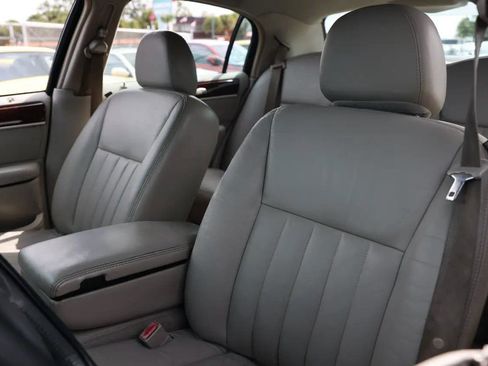 Used 2006 Lincoln Town Car Signature image 6