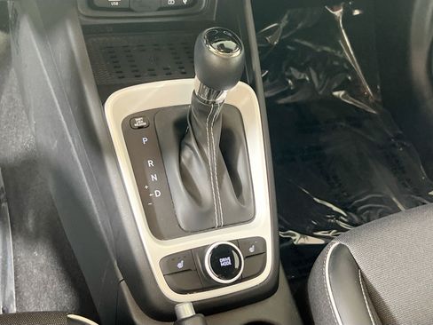 Used 2023 Hyundai Venue Limited FWD image 17