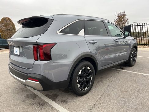 Used 2024 Kia Sorento S w/ Panoramic Sunroof Package image 4