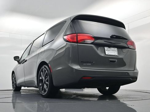 Used 2020 Chrysler Pacifica Touring w/ Advanced Safetytec Group FWD image 37