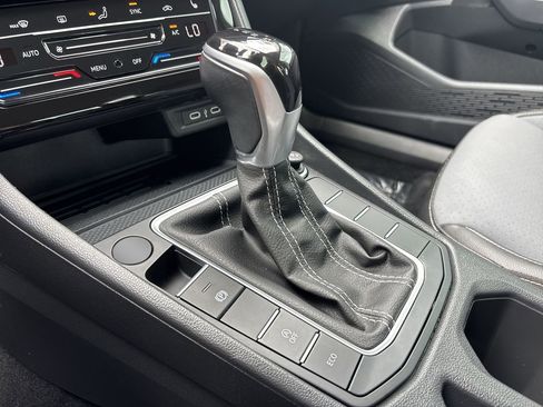 Used 2025 Volkswagen Jetta SE FWD image 22